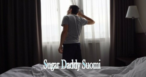 Mies yksin katsoo ulos hotellin ikkunasta on sugardaddy john